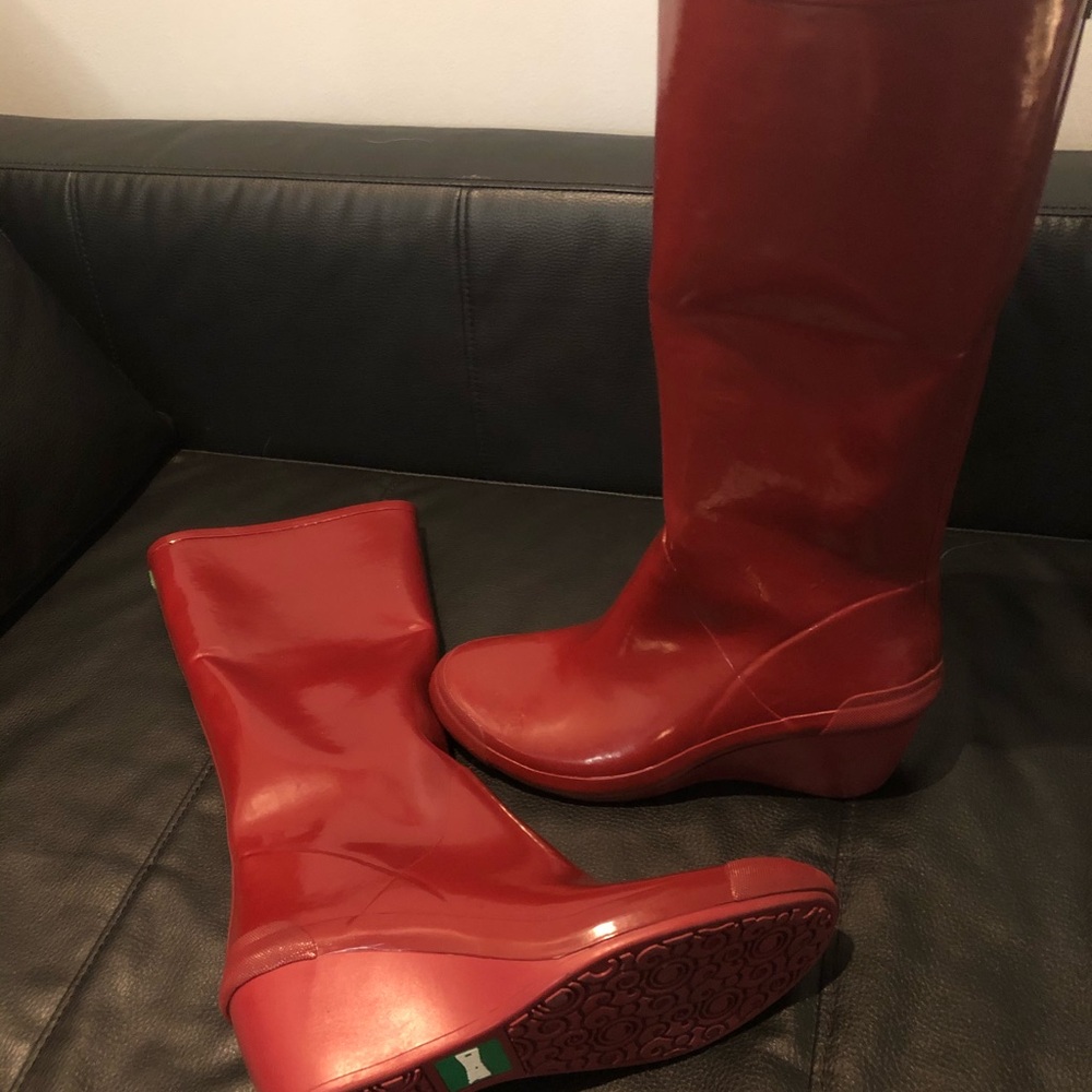 Tall heel boots.